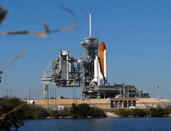 מעבורת החלל דיסקברי על כן השיגור, 14 בינואר 2009. היא תמתין לפחות עד ה-27 בפברואר