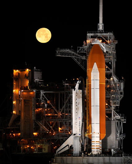 מעבורת החלל דיסקברי על כן השיגור. כפי שצולמה ב-10 במארס 2009, תחת הירח המלא. צילום: נאס''א