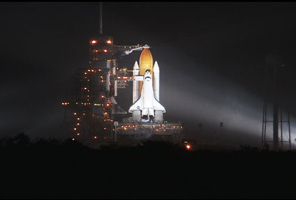 מעבורת החלל דיסקברי הלילה על כן השיגור. הגשם לא פסק