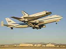המעבורת אנדוור על גבי המטוס הנושא לאחר שובה מנחיתה בקליפורניה למרכז החלל קנדי בפלורידה, לפני כשבוע