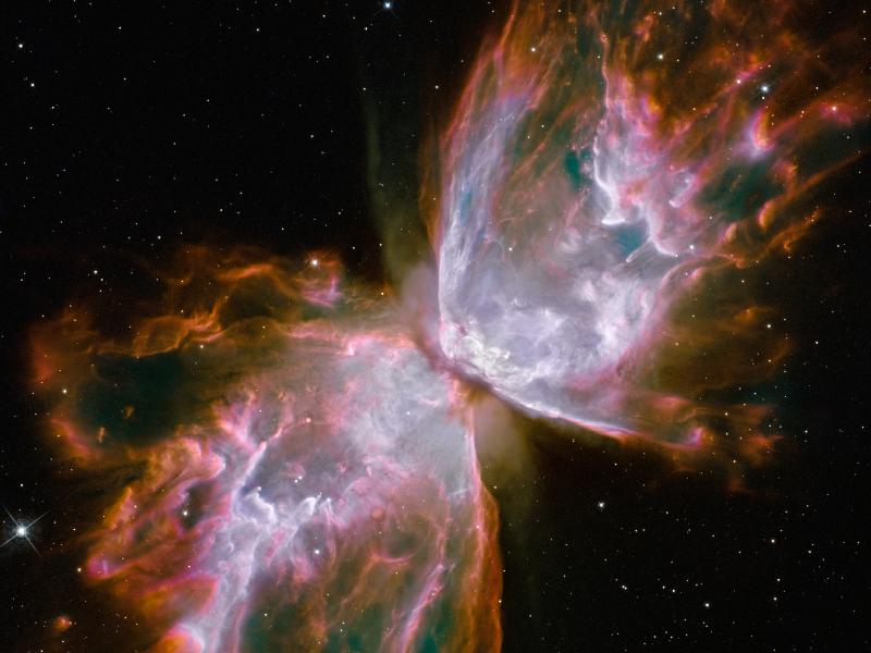 تبدو المواد المقذوفة من السديم الكوكبي NGC 6302 وكأنها فراشة رقيقة. الصورة: تلسكوب هابل الفضائي