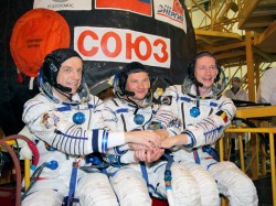 בוב תירסק מקנדה, הרוסי רומן רומננקו ופרנק דה וין מסוכנות החלל האירופית. צילום: נאס''א