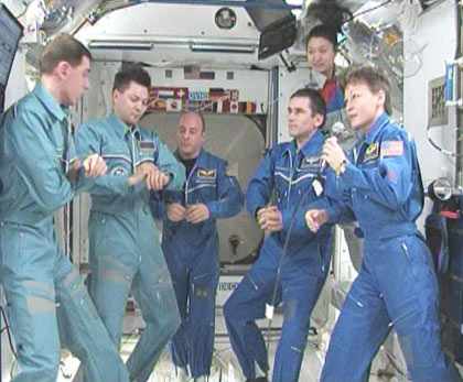 חילופי המשמרות בין הצוות ה-16 והצוות ה-17 של תחנת החלל. מימין מפקדת הצוות היוצא פגי ויטסון, משמאל - מפקד הצוות הנכנס סרגיי וולקוב