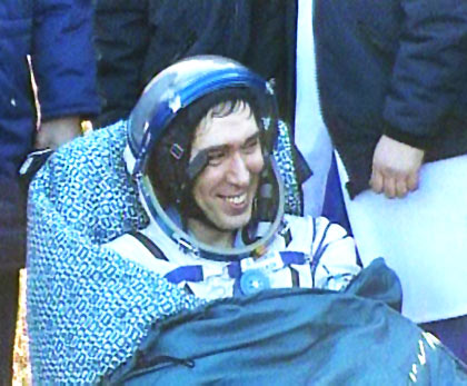 מפקד הצוות ה-17 סרגיי וולקוב לאחר הנחיתה, 24 באוקטובר 2008