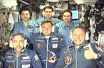 חברי הצוותים ה-17 וה-18 של תחנת החלל ותייר החלל גאריוט (משמאל למטה) בטקס קבלת הפנים לגאריוט ולשני אנשי הצוות ה-18, 14 באוקטובר 2008