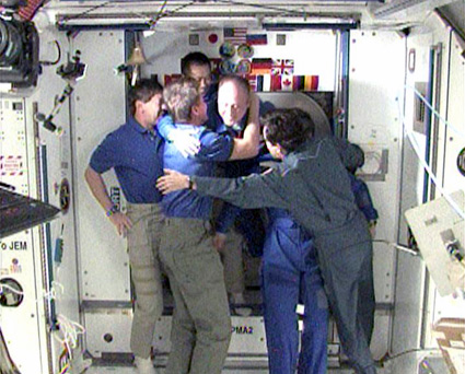 פרידת אנשי הצוות ה-18 ותייר החלל סימוני מאנשי הצוות ה-19 לקראת נחיתתם הבוקר
