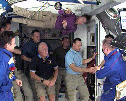 טקס הפרידה בין הצוות ה-18 של תחנת החלל לצוות מעבורת החלל דיסקברי במשימה STS-119, 25 במארס 2009