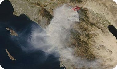שרפת יער כפי שהיא נראית מהחלל. מקור: quakeinfo.ucsd.edu