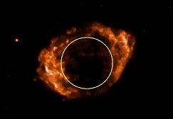 The supernova remnant as seen by the Chandra Space Telescope in 2007. The circle in the middle symbolizes the boundaries of the remains in 1985