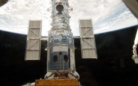 טלסקופ החלל האבל מונח על סיפון המטען של המעבורת אטלנטיס, רגע לפני התיקונים שהסתיימו אתמול
