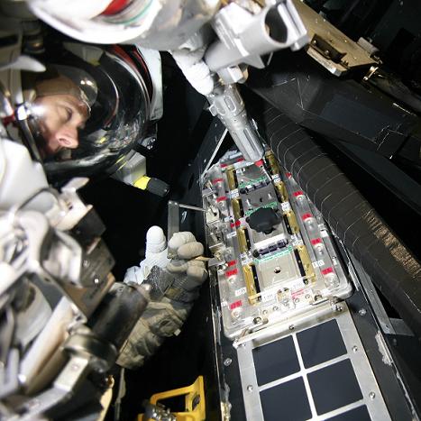 אחד האסטרונאוטים מתאמן לקראת משימת שיפוץ טלסקופ החלל האבל