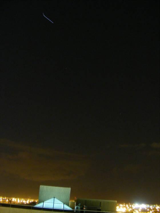 مرور محطة الفضاء الدولية فوق بئر السبع، 15 آذار 2009. بسبب تعريض الصورة - 4 ثواني تصوير: أمير بارنيت، مركز إيلان رامون للشباب الباحثين عن الفيزياء، جامعة بن غوريون