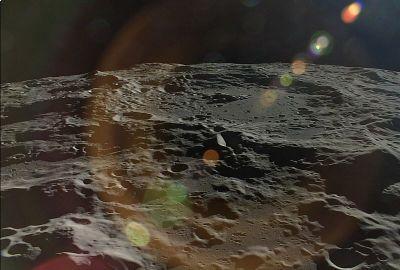 צילום ברזולוציה גבוהה של פני השטח של הירח מהחללית היפנית סלן-קאגויה. יבש