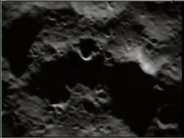 החללית LCROSS מצלמת את מכתש קבאוס על הירח בדרכה להתנגשות איתו, רגע לאחר פגיעת טיל הקנטאור. צילום: נאס''א