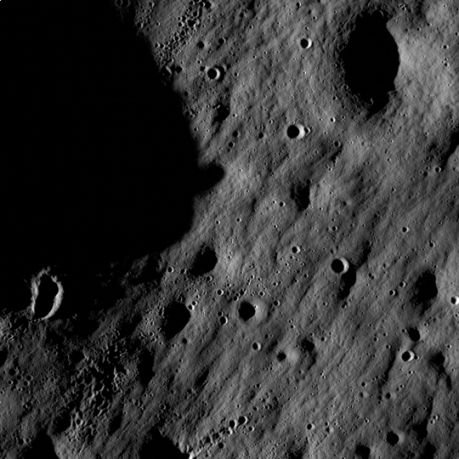 התמונה מראה איזור מלא מכתשים ליד איזור ימת נוביום על הירח. צילום: מרכז טיסות החלל גודארד של נאס''א ואוניברסיטת אריזונה