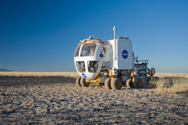 אחד מאבי הטיפוס של רכב הירח כפי שצולם בניסויים שנערכו באריזונה במהלך שנת 2008