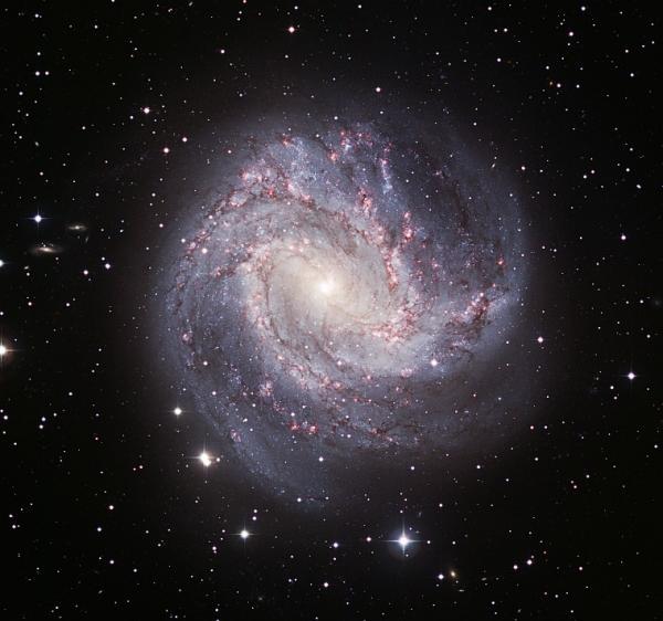 הגלקסיה M83 כפי שצולמה ממצפה הכוכבים האירופי הדרומי, אוגוסט 2008