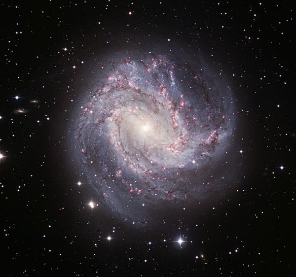הגלקסיה M83 כפי שצולמה ממצפה הכוכבים האירופי הדרומי, אוגוסט 2008 הגלקסיה M83 כפי שצולמה ממצפה הכוכבים האירופי הדרומי, אוגוסט 2008