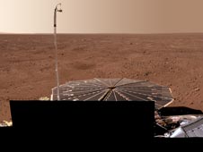 פנורמה מסיפון הפיניקס, איחוד של למעלה מ-400 תמונות שצולמו על ידי החללית לאחר נחיתתה על המאדים. (מקור: נאס''א)