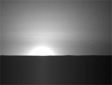 סדרה זו של תשע תמונות שצולמה בידי נחתת המאדים פיניקס מראה את השמש עולה בבוקר היום ה-101 לנחיתה.