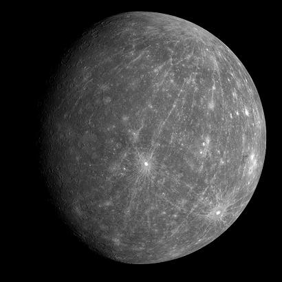 תמונה של הצד של כוכב חמה שטרם נראה עד כה ובה רואים קרניים המתנקזות לנקודה אחת כבמשחק קליעה למטרה. צולם באמצעות החללית מרקורי מסנג'ר, 6 באוקטובר 2008