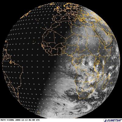 בתמונה זו שצולמה על ידי לוויין  MET9 של EUMETSAT ב-13/12/08 ב-08:00 זמן ישראל ניתן להבחין בקטבים שמוארים בצורה שונה ובכך שחצי הכדור הדרומי מואר יותר מאשר הצפוני