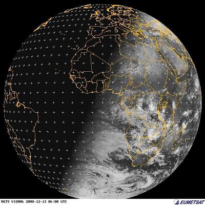 في هذه الصورة التي التقطها القمر الصناعي MET9 التابع ليوميتسات بتاريخ 13/12/08 الساعة 08:00 بتوقيت إسرائيل، يمكنك رؤية القطبين مضاءين بشكل مختلف ونصف الكرة الجنوبي أكثر سطوعًا من الشمال