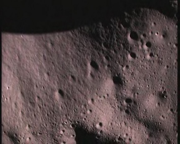 אחת התמונות של אדמת הירח שהגיעה מחללית הקליע MIP בדרכה להתרסקות על הירח הערב