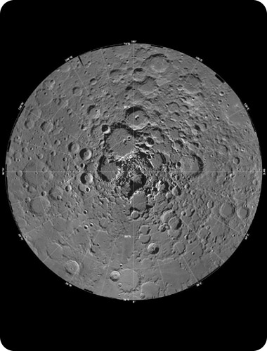 תצלום של משימת קלמנטין (Clementine), שצילמה את הקוטב הדרומי של הירח בשנות התשעים. האזור המרכזי בתצלום מוצל באופן תמידי, ולכן ייתכן שקיימים בו מים קפואים עמוק מתחת לפני השטח. באדיבות נאס''א