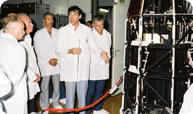 الدكتور. موشيه بارليف، أحد رواد مجال الفضاء في صناعة الطيران، يقدم لوزير الدفاع يتسحاق رابين قمر التصوير الذي أصبح فيما بعد هورايزون 3. من اليسار إلى اليمين: الرئيس التنفيذي