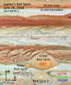 שלושת הכתמים בצילום של נאסא. מימין הכתם האדום הגדול, למטה הכתם הקטן ומשמאל הכתם הצעיר