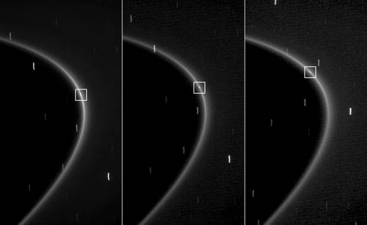 סדרת תמונות ששידרה החללית קאסיני, שצולמו בהפרש של עשר דקות, מראות את מסלולו של ירח זעיר חדש על רקע הקשת הבהירה – מקטע מטבעת G החיוורת. צילום: נאס''א