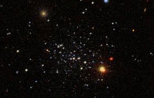 סיג' 1 חיוורת פי 50 מצביר כוכבים הנראה אף הוא בתמונה שצולמה בידי סורק השמים הדיגיטאלי סלואן. עם זאת, מסתה גדולה בהרבה