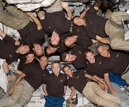 צילום קבוצתי של צוות משימה STS-127 והצוות ה-20 של תחנת החלל, יולי 2009 צילום קבוצתי של צוות משימה STS-127 והצוות ה-20 של תחנת החלל, יולי 2009