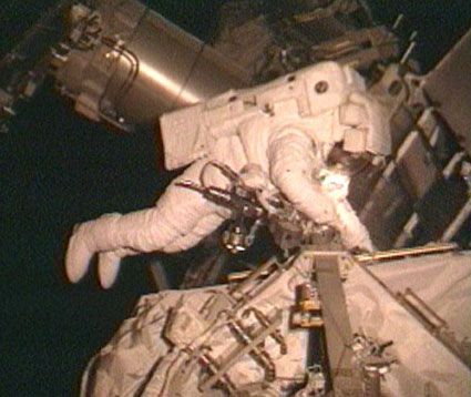 האסטרונאוטים בהליכת החלל הרביעית והאחרונה של משימה STS-126, 24/11/2008. המשימה תוארך ביום