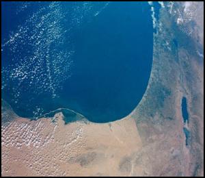 ההבדל בצבעי הקרקע בין ישראל ומצרים כפי שצולמו במשימת המעבורת קולמביה STS-107 שהסתיימה באסון