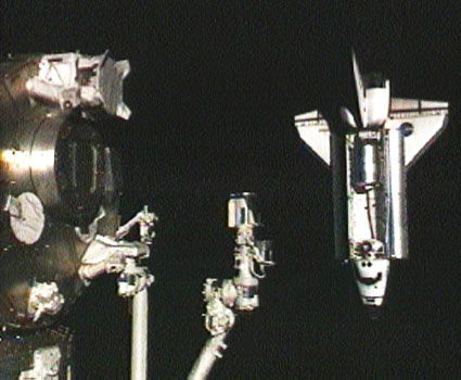 مكوك الفضاء إنديفور يقترب من محطة الفضاء الدولية كما تم تصويره من الداخل