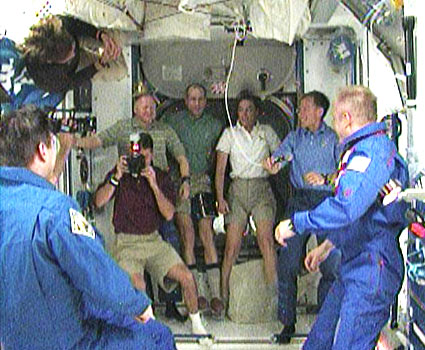 תמונה קבוצתית של חברי צוות משימה STS-126 והצוות ה-18 של תחנת החלל