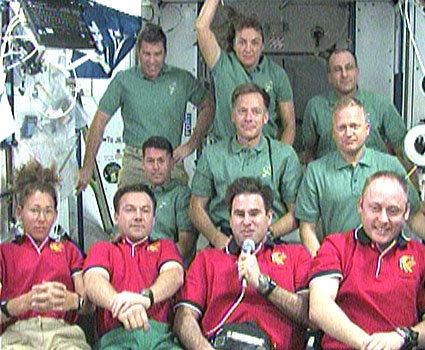 أعضاء طاقم المحطة الفضائية الثامن عشر ورواد فضاء إنديفور في المهمة STS-18 في مؤتمر صحفي من الفضاء. صورة ناسا