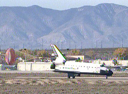 مكوك الفضاء إنديفور يهبط في كاليفورنيا في 30 نوفمبر 2008