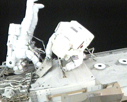 הליכת החלל הראשונה במשימה STS-129. האסטרונאוטים מכינים מחסן מחוץ לתחנת החלל לקבלת חלקי חילוף