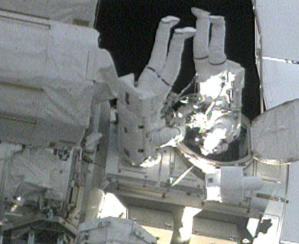 מייק פורמן ורנדי ברזנייק עובדים מחוץ לתחנת החלל