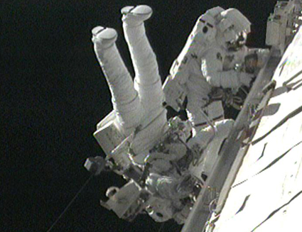  רוברט סאטצ'ר ורנדי ברזניק עובדים מחוץ לתחנת החלל בהליכת החלל השלישית של משימה STS-129