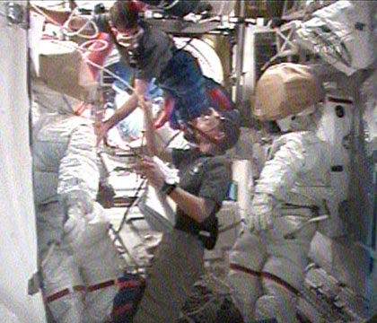 האסטרונאוטים רקס ואלהיים וסטנלי לאב מתכוננים להליכת החלל השלישית, 14 בפברואר 2008