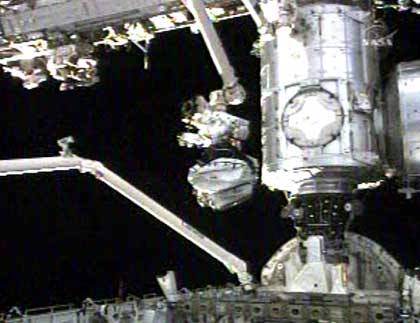 רקס ואלהיים וסטנלי לאב עובדים מחוץ לתחנת החלל בהליכת החלל השלישית, 15 בפברואר 2008