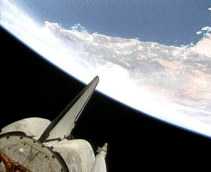 סיפון המטען של אטלנטיס על רקע כדור הארץ. היום. צילום: נאס''א