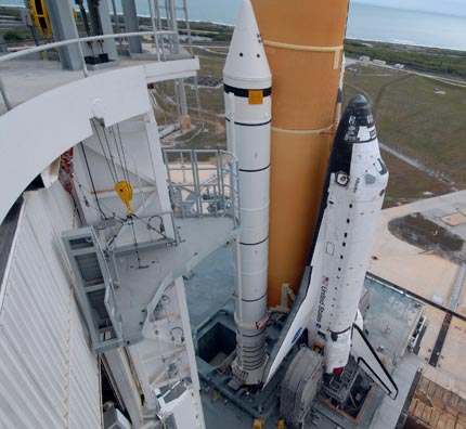 The space shuttle Atlantis is driven by the launch, April 2, 2009