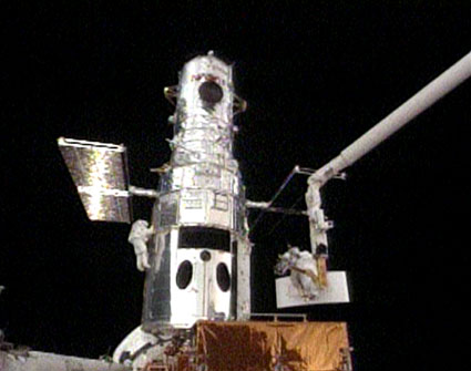 Spacewalkers on mission STS-125 complete the Hubble Space Telescope's Wide Field Planetary Camera #2. Photo: NASA TV
