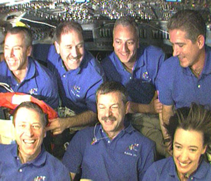 أفراد طاقم أتلانتس في المهمة STS-125 على متن ركاب المكوك في محادثة بين مركبة فضائية ومركبة فضائية مع نظرائهم في محطة الفضاء الدولية