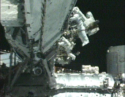 החלה הליכת החלל השניה במשימה STS-126 החלה הליכת החלל השניה במשימה STS-126
